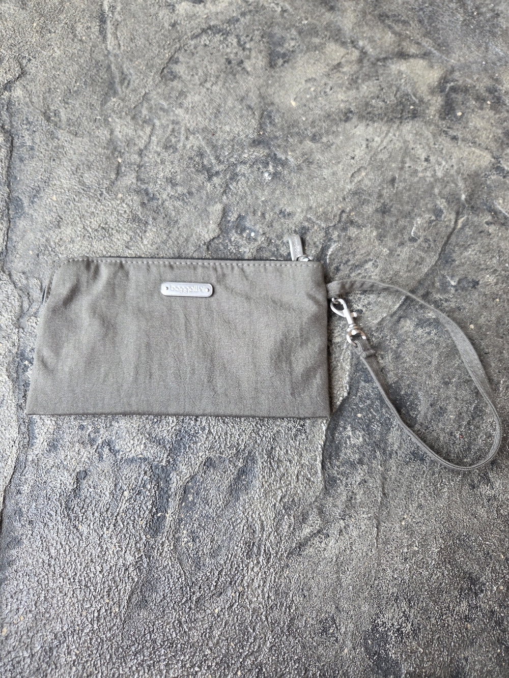 Baggallini Metal Gray RFID Wristlet